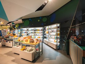 La boutique « River Shop » de la galerie Tate Modern : comment des rayonnages industriels ont été transformés en une solution de vente au détail originale